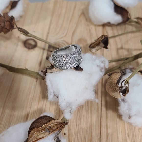 🤍🩶NEW🤍🩶GORGEOUS!! Tiny CZ'S Silver Plated Band Ring - Picture 13 of 14